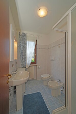 Douche, sèche-cheveux, serviettes fournies