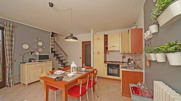 Fridge, oven, stovetop, coffee/tea maker