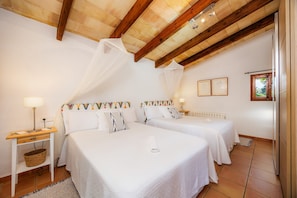 1 chambre, chambres insonorisées, fer et planche à repasser