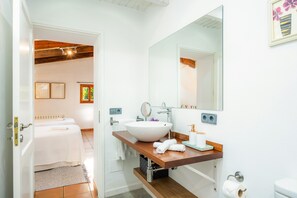 Douche, articles de toilette gratuits, sèche-cheveux, peignoirs