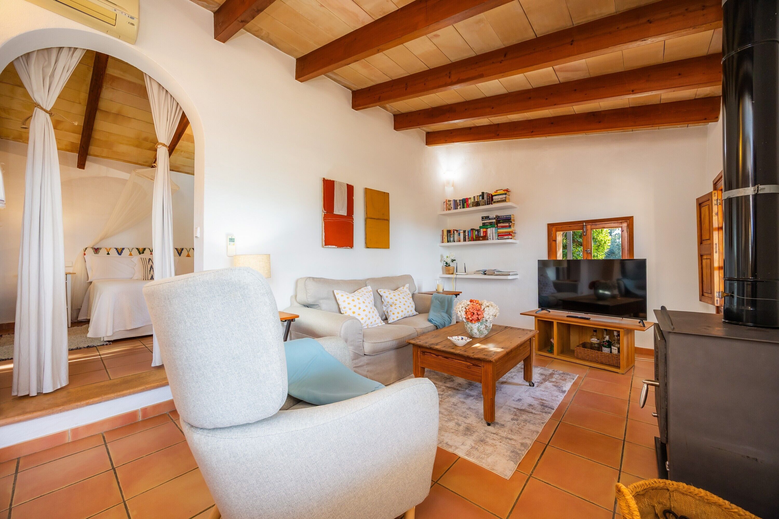 Televisie, een open haard, een dvd-speler en een stereo