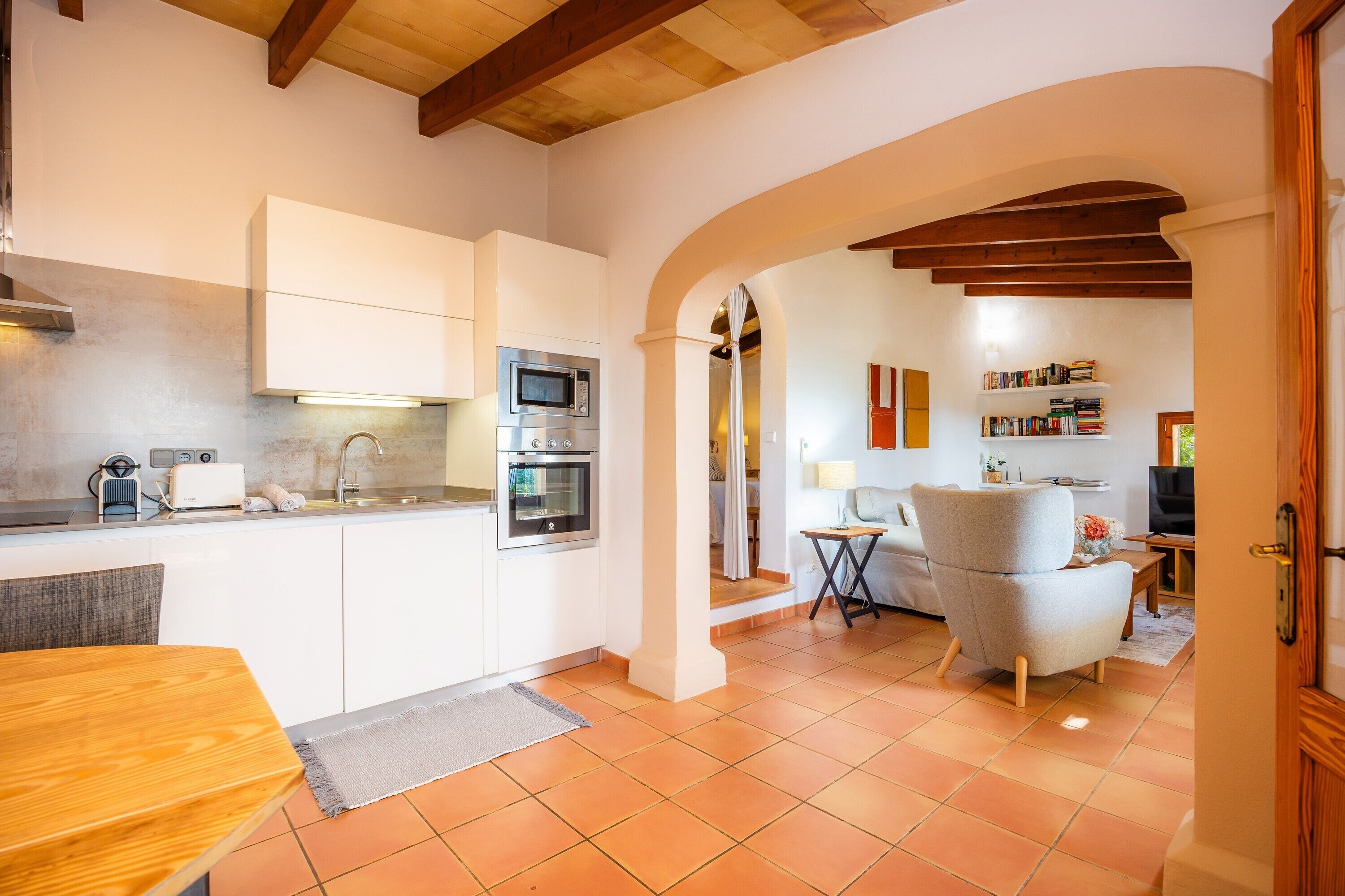 冷蔵庫、電子レンジ、オーブン、コンロ