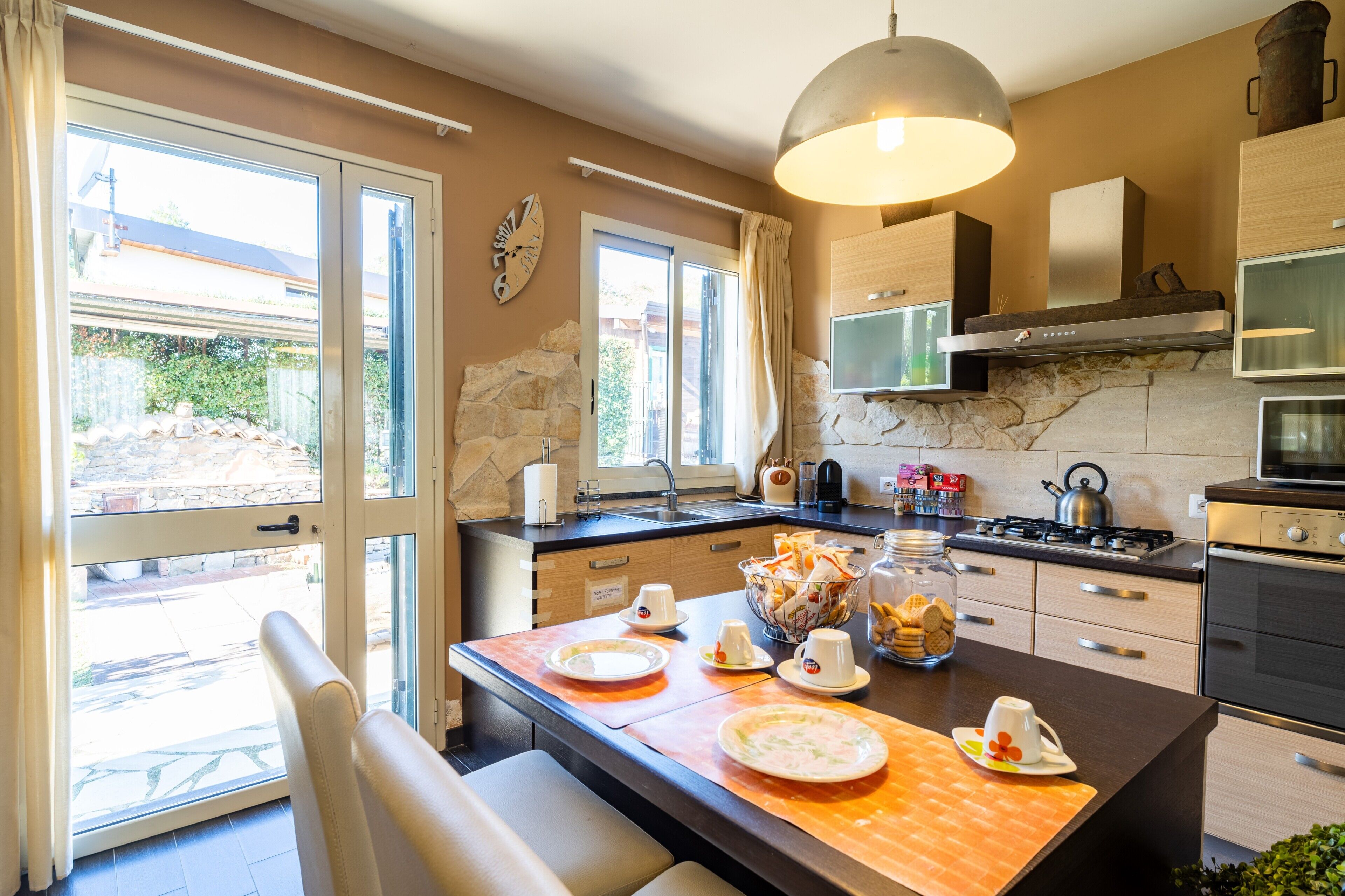 Kylskåp, mikrovågsugn, ugn och spishäll