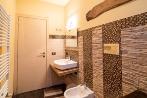 Shower, hair dryer, towels - Cottage 'Etna Ranch' with Wi-Fi, Garden & Air Conditioning (piedimonte etneo)