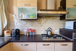 Kühlschrank, Mikrowelle, Ofen, Herdplatte