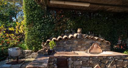 Petite maison 'Etna Ranch' avec Wi-Fi, jardin et climatisation.