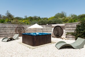Outdoor spa tub - Cottage 'Etna Ranch' with Wi-Fi, Garden & Air Conditioning (piedimonte etneo)