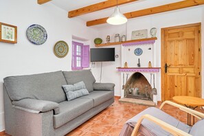TV, fireplace, DVD player, stereo - Holiday Home 'Casa Rural El Tesillo' with Mountain View and Wi-Fi (Canillas de Aceituno)