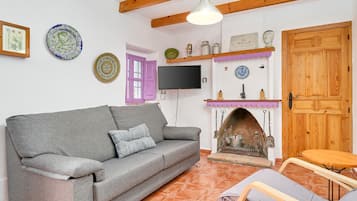 Televisión, chimenea, reproductor de DVD, estéreo