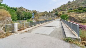 A bridge with metal railings, a concrete pathway, and a hilly landscape with sparse vegetation. - Holiday Home 'Casa Rural El Tesillo' with Mountain View and Wi-Fi (Canillas de Aceituno)