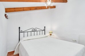 2 bedrooms, iron/ironing board, free WiFi, bed sheets - Holiday Home 'Casa Rural El Tesillo' with Mountain View and Wi-Fi (Canillas de Aceituno)