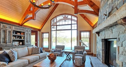 Gorgeous 7 Bed, 6 Bath Family Cottage on Lake Rosseau! Muskoka Room! Pool Table!
