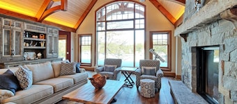 Gorgeous 7 Bed, 6 Bath Family Cottage on Lake Rosseau! Muskoka Room! Pool Table!