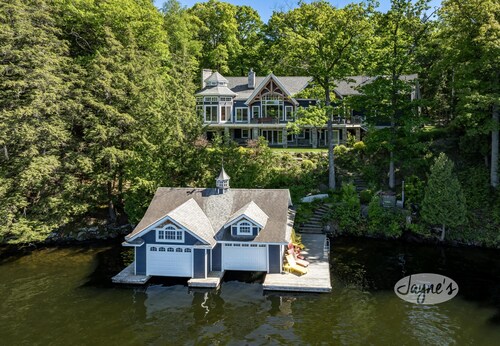 Gorgeous 7 Bed, 6 Bath Family Cottage on Lake Rosseau! Muskoka Room! Pool Table!