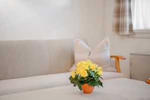 TV - Vacation apartment Wennesz 2 on Lake Chiemsee with south-facing balcony, mountain view and WLAN (Chieming)