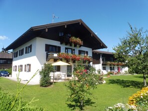 Exterior - Vacation apartment Wennesz 2 on Lake Chiemsee with south-facing balcony, mountain view and WLAN (Chieming)