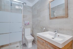 Shower, hair dryer, towels