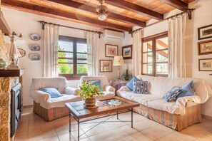 تلفزيون، مدفأة، مشغل دي في دي، تنس طاولة