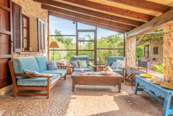 تلفزيون، مدفأة، مشغل دي في دي، تنس طاولة