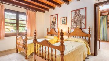3 bedrooms, iron/ironing board, free WiFi, bed sheets