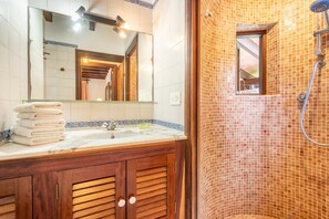 Baignoire, articles de toilette (gratuits), séchoir à cheveux