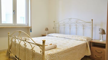 1 bedroom, bed sheets