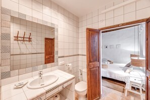 Kylpyamme, ilmaiset hygieniatuotteet, hiustenkuivaaja, pyyhkeet