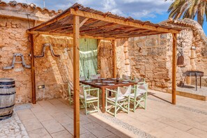 Outdoor dining - Mallorcan Country House with Wi-Fi, Pool, Terraces & Air Conditioning; Parking Available (Llucmajor)