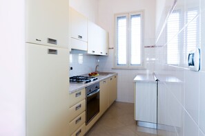 Fridge, microwave, oven, stovetop - Bright and modern - Casa Vacanze in Salento per famiglie (Taurisano)