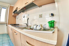 Kühlschrank, Herdplatte, Kochgeschirr/Geschirr/Besteck