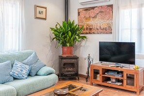 Een televisie, een open haard, een dvd-speler en een tafeltennistafel