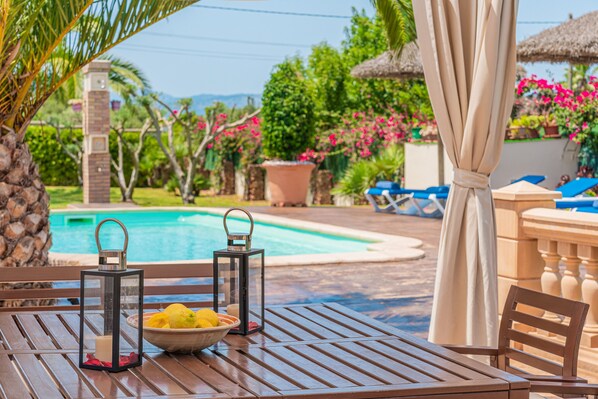 Outdoor dining - Villa "Ca Na Pepa" With Pool and Mountain View (Muro)