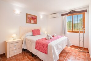 4 slaapkamers, een strijkplank/strijkijzer, gratis wifi, beddengoed