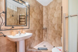 Dusche, kostenlose Toilettenartikel, Haartrockner, Handtücher