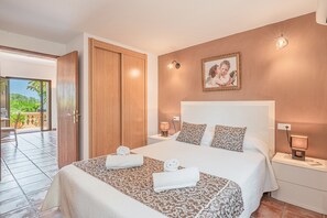 4 bedrooms, iron/ironing board, free WiFi, bed sheets