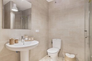 Shower, free toiletries, hair dryer, towels - Apartment 'Piso Amplio Y Luminoso Con Garaje' in Conil (Conil de la fra.)