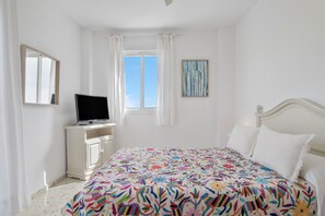 3 habitaciones, tabla de planchar con plancha y ropa de cama 