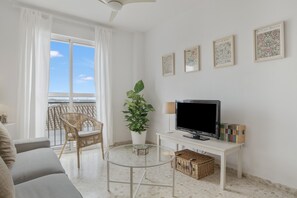 TV - Apartment 'Piso Amplio Y Luminoso Con Garaje' in Conil (Conil de la fra.)