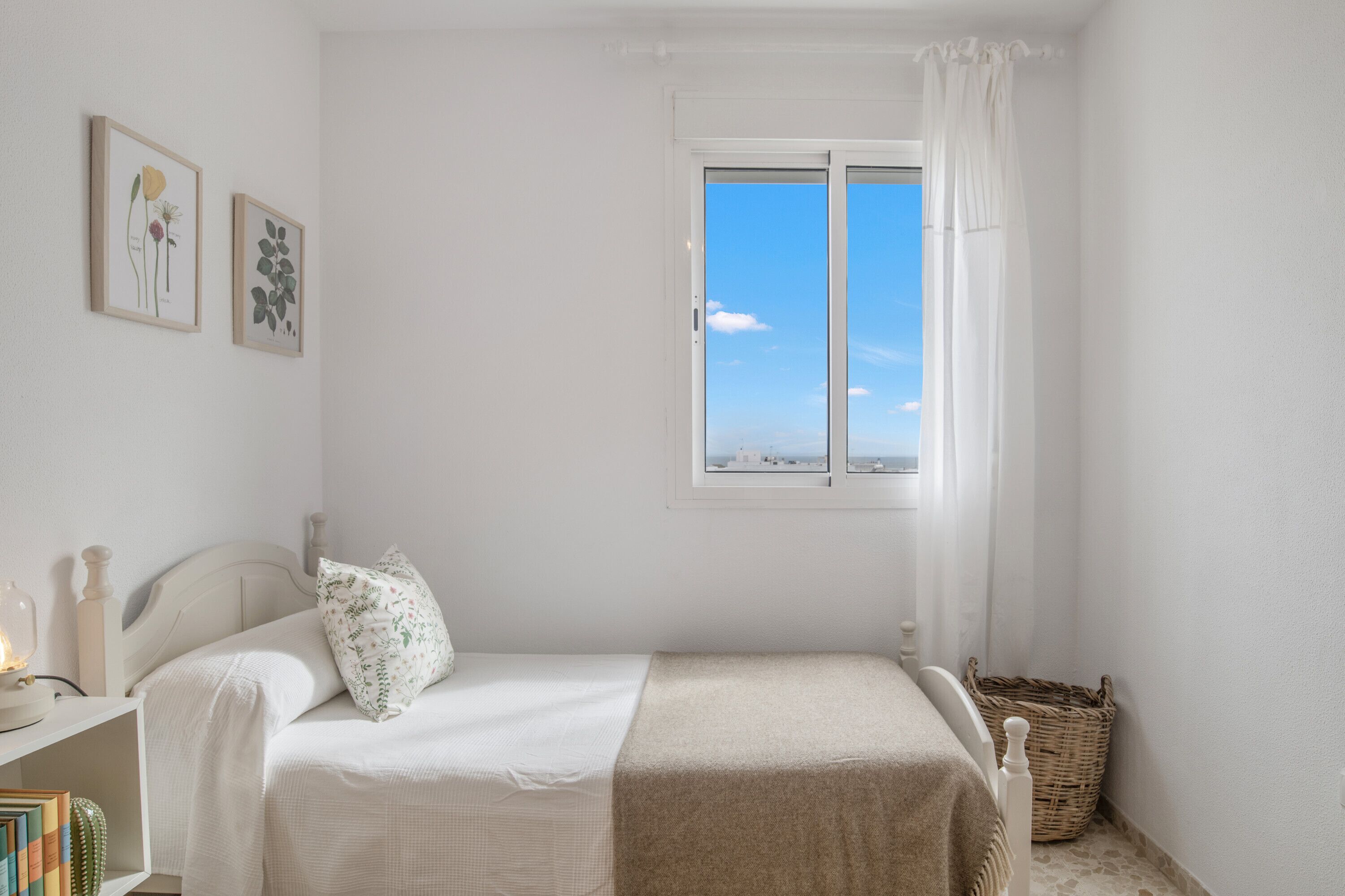 3 habitaciones, tabla de planchar con plancha y ropa de cama 