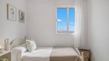 3 slaapkamers, een strijkplank/strijkijzer, beddengoed