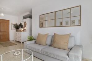 TV - Apartment 'Piso Amplio Y Luminoso Con Garaje' in Conil (Conil de la fra.)