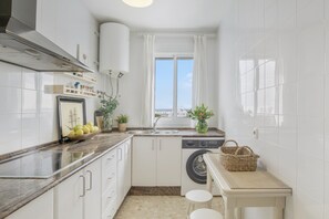 Fridge, microwave, stovetop, coffee/tea maker - Apartment 'Piso Amplio Y Luminoso Con Garaje' in Conil (Conil de la fra.)