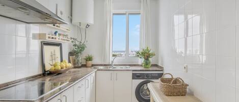 Réfrigérateur, micro-ondes, plaque de cuisson, cafetière/bouilloire