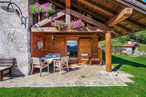 Ferienhaus "Baita Nido tra i Monti" mit Bergblick und Terrasse