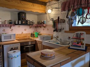 ثلاجة، ميكروويف، فرن، موقد طهي مسطح