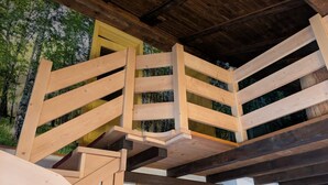 Una escalera de madera con vistas a árboles fuera.