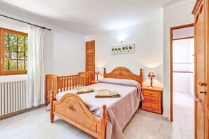 3 slaapkamers, een strijkplank/strijkijzer, gratis wifi, beddengoed