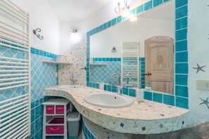 Shower, hair dryer, towels - Cottage with Garden, Terrace, Air Conditioning, and Shared Pool (Porto Rotondo)