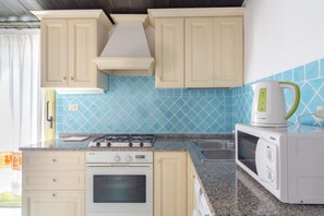 Fridge, oven, stovetop, coffee/tea maker