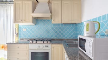 Fridge, oven, stovetop, coffee/tea maker